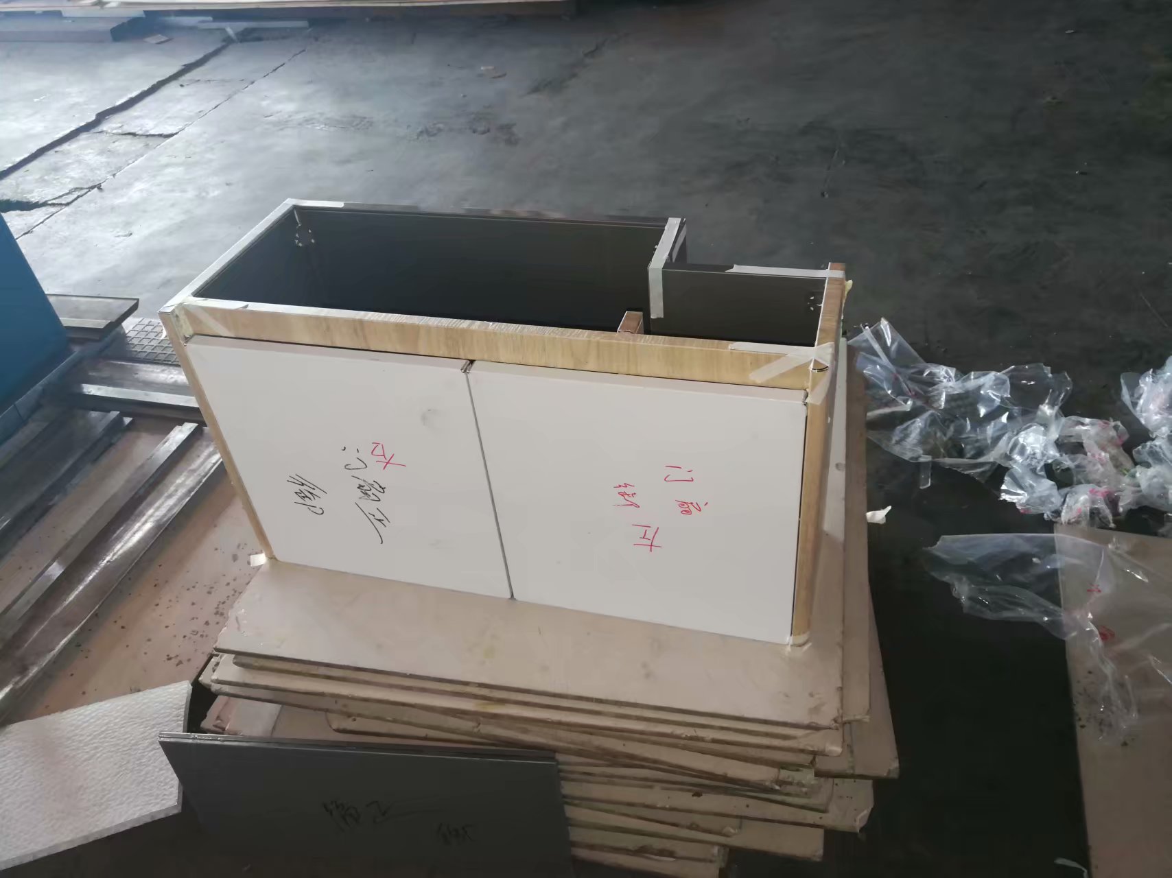 这是做好的效果，当然各个尺寸都是设计好的，尤其高度要和卡座相等，因为它是第二张床的一分子。 ...