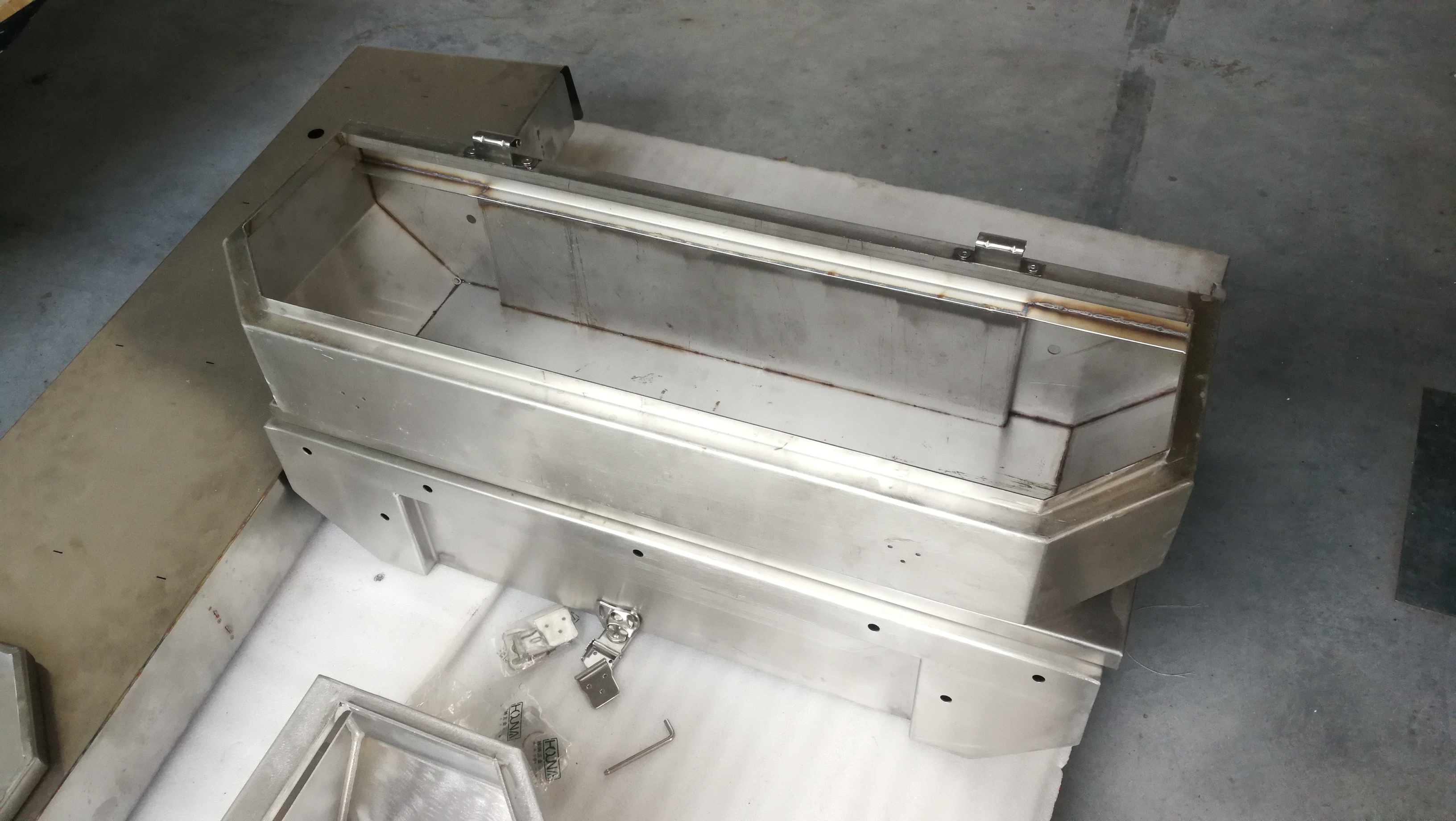 改进版路虎露营车尾箱