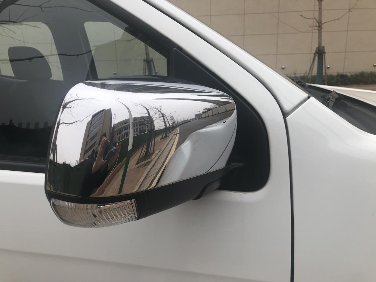 电动折叠后视镜，还是带加热的那种，要知道我家轿车还是手掰的呐，哈哈