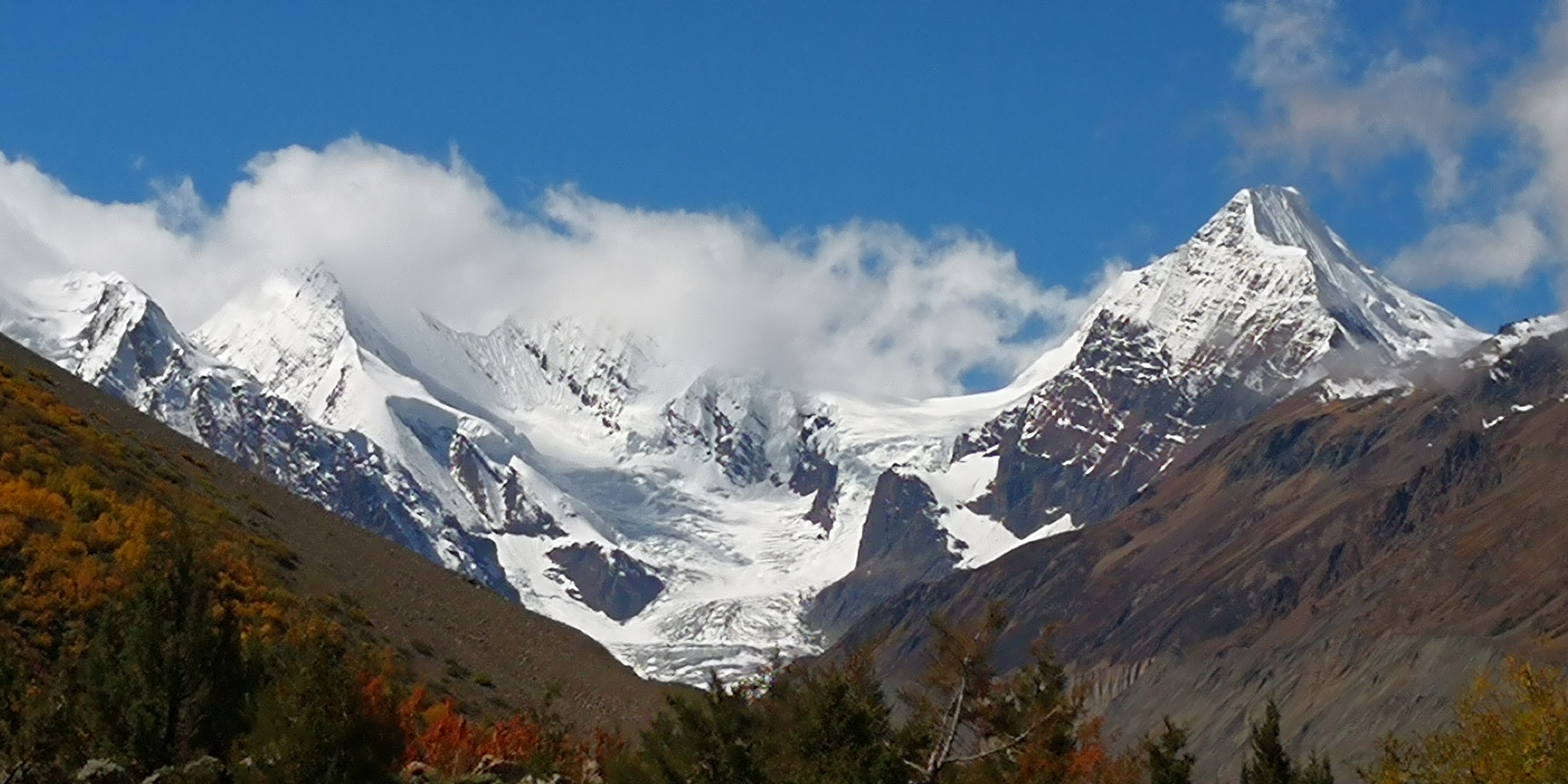 冰川湖边雪山2018年10月.jpg