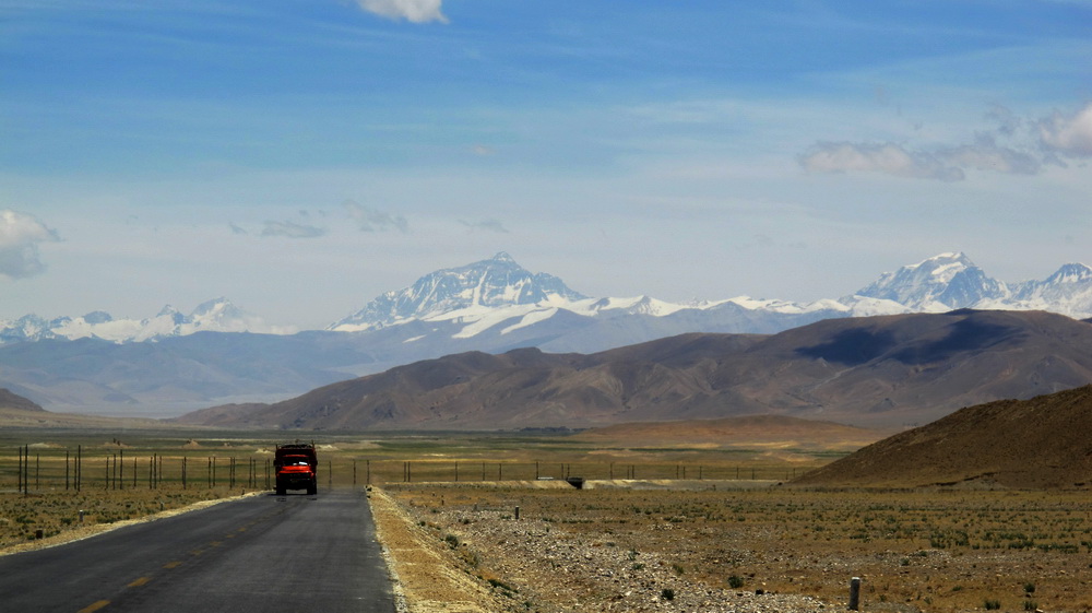 G318从孔错到东巴段，路前方一直可遥望珠峰。