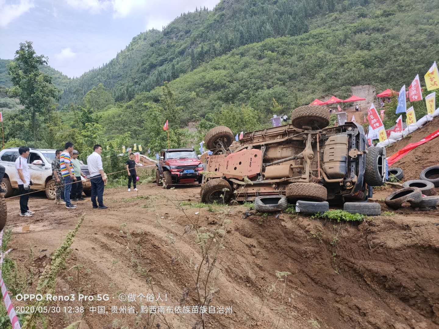 越野途中，意外总是难以避免，不过这个时候大家总会伸出援手，共同救援，友谊第一，比赛第二。 ...