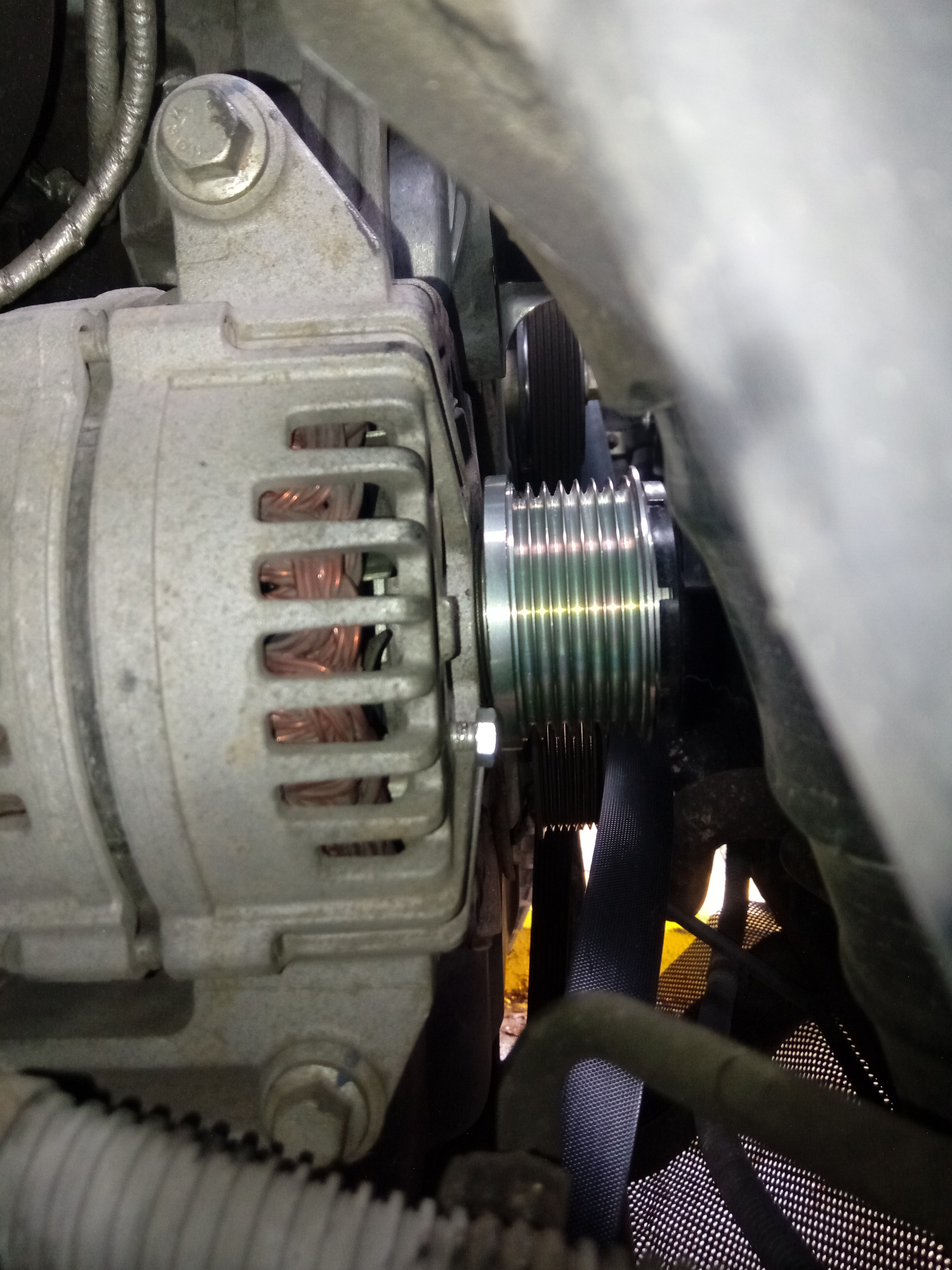 这是从副驾驶轮胎位置拍摄的图片，注意看那个螺栓位置。