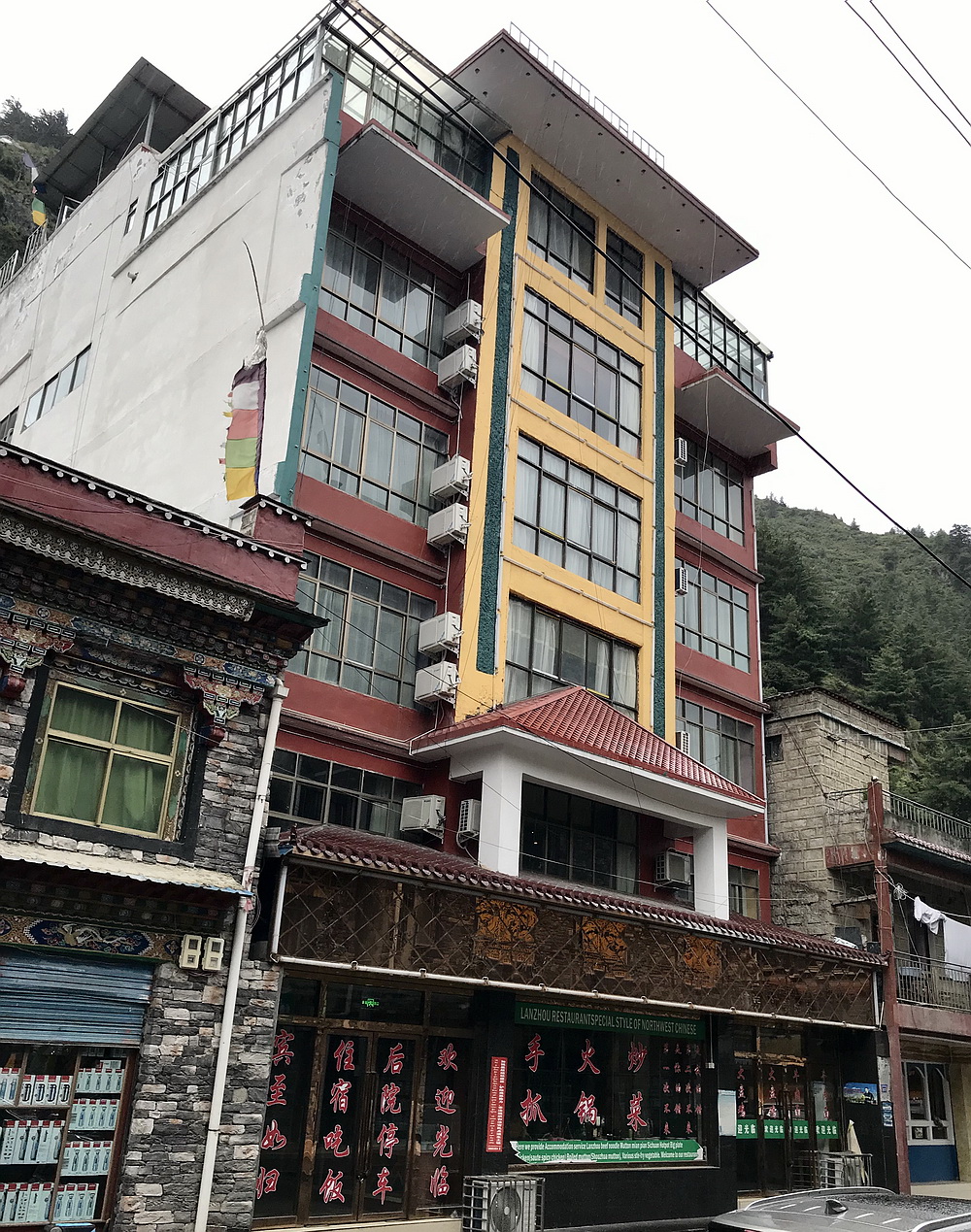 吉隆镇街景。