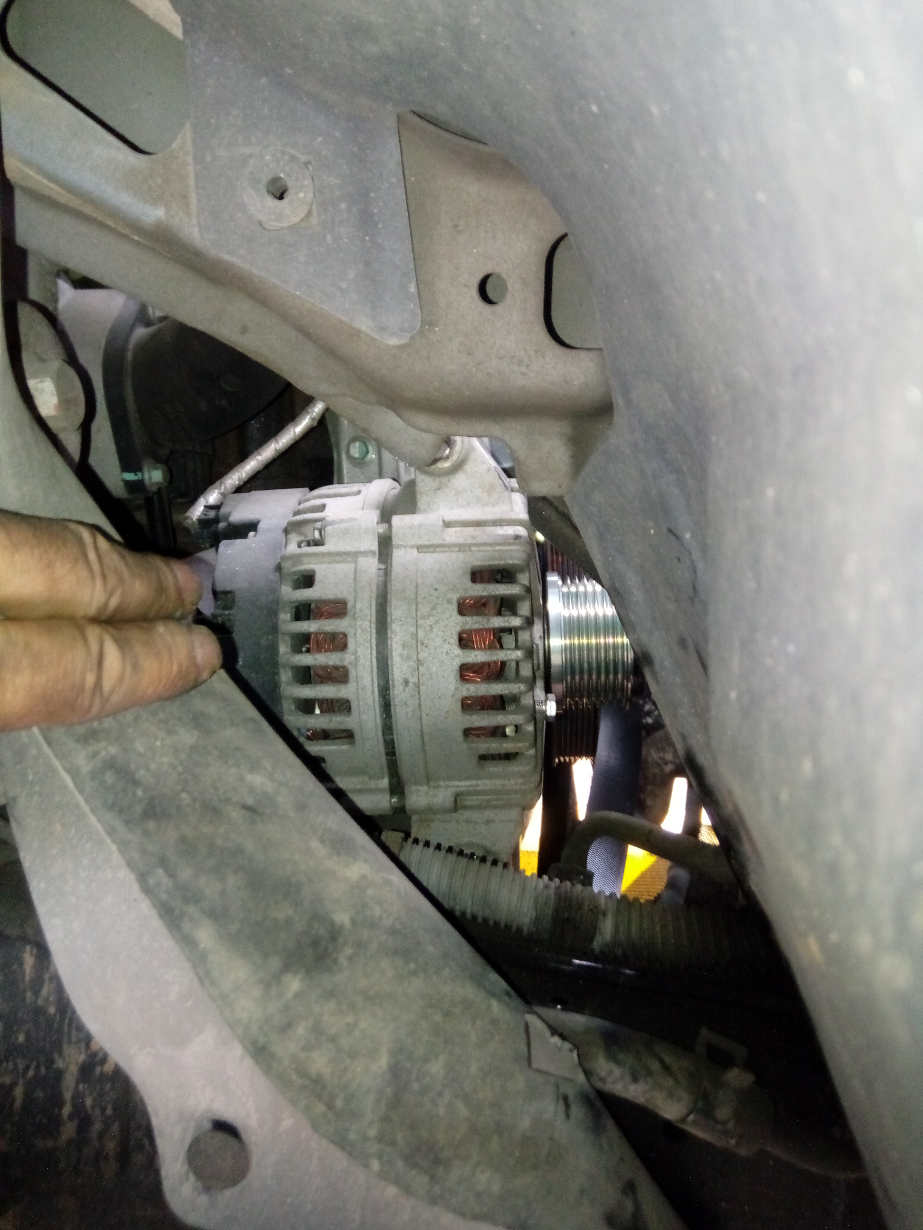 这是从副驾驶轮胎位置拍摄的图片，注意看那个螺栓位置。