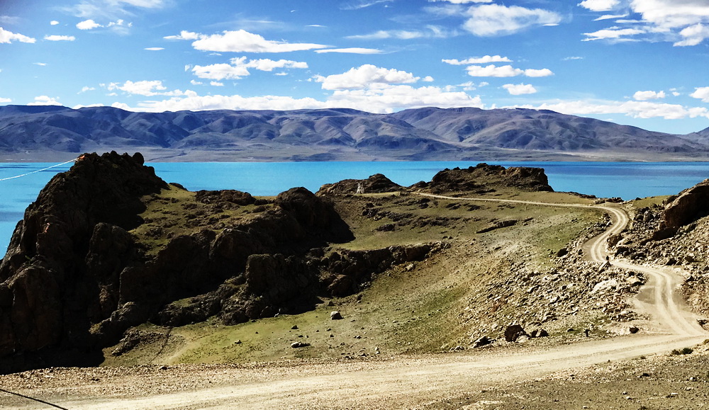 1沿圣湖当惹雍措赶赴尼玛县城住宿。