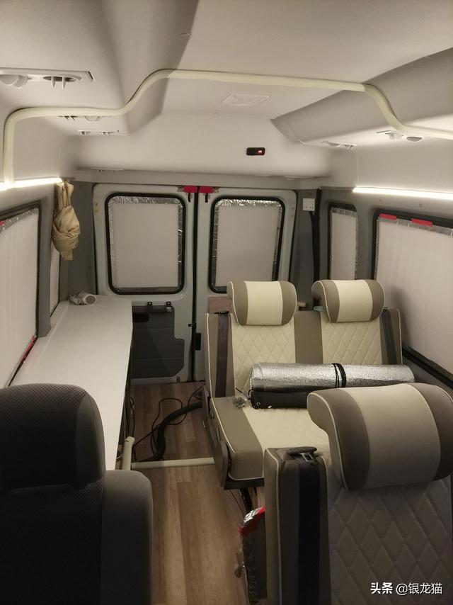 这是过去改的样子。开车时候就恢复成客车，四周保温板拿掉