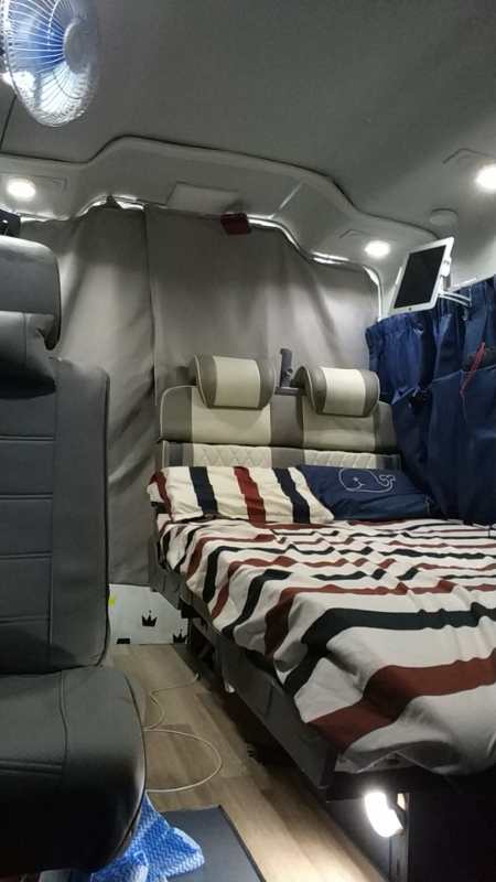 这是驻车座位变成床。床下是桌子和2个40升衣物箱子