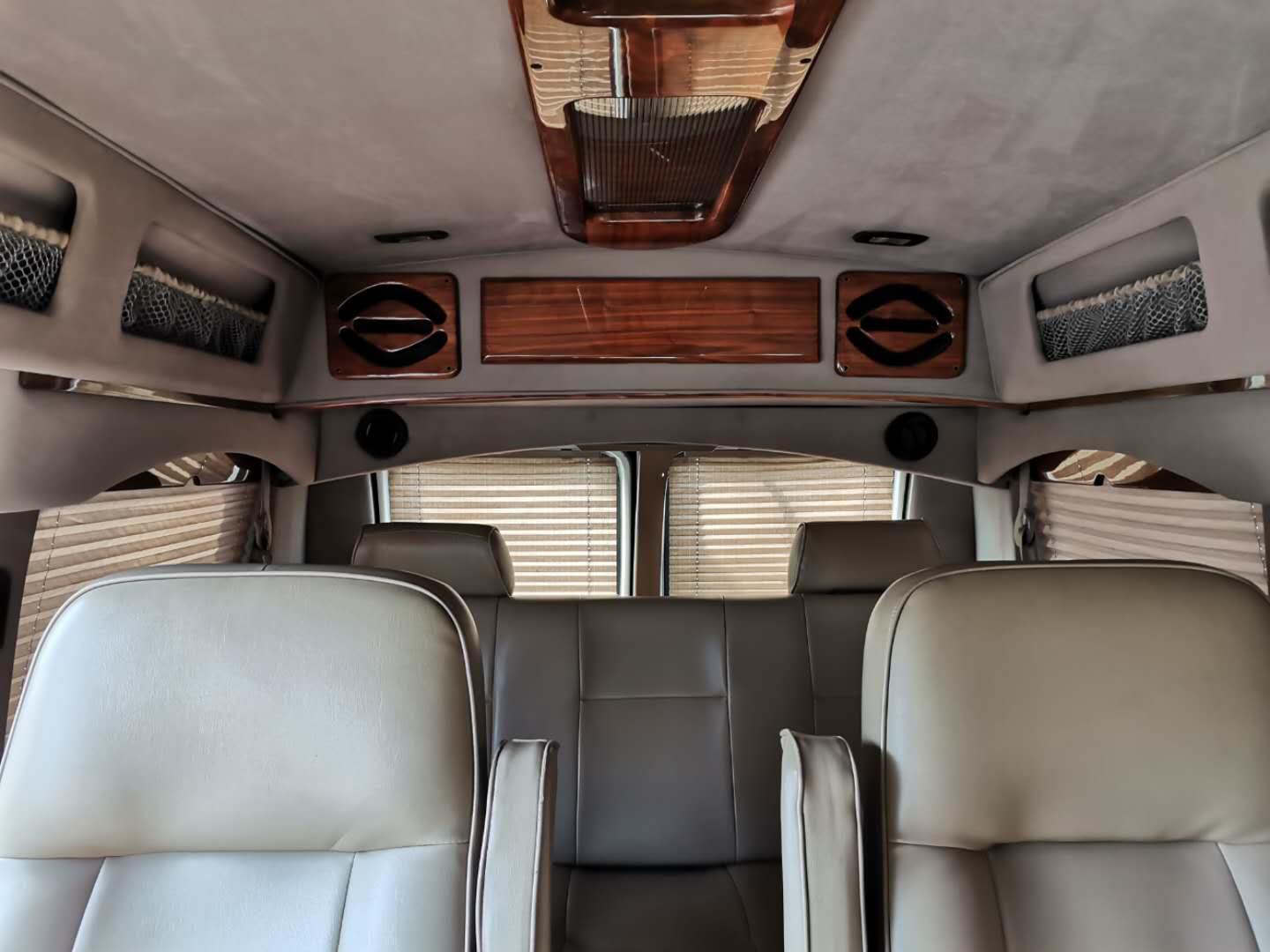 绒布车顶，手动窗帘。