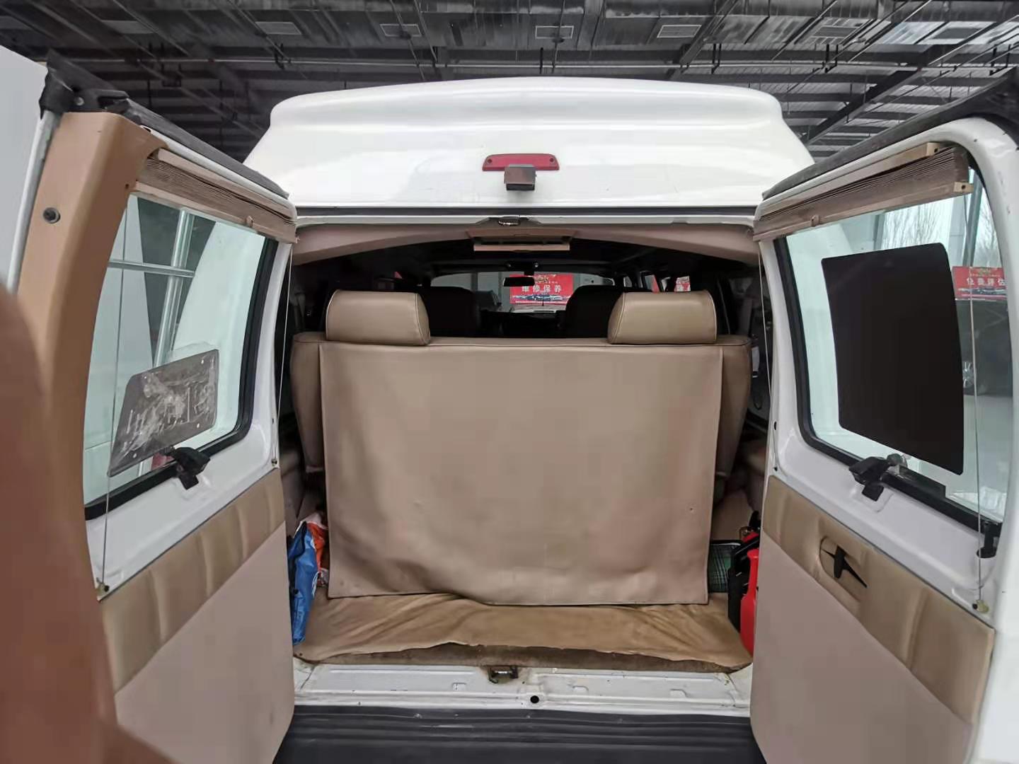 尾门采用了对开式设计。