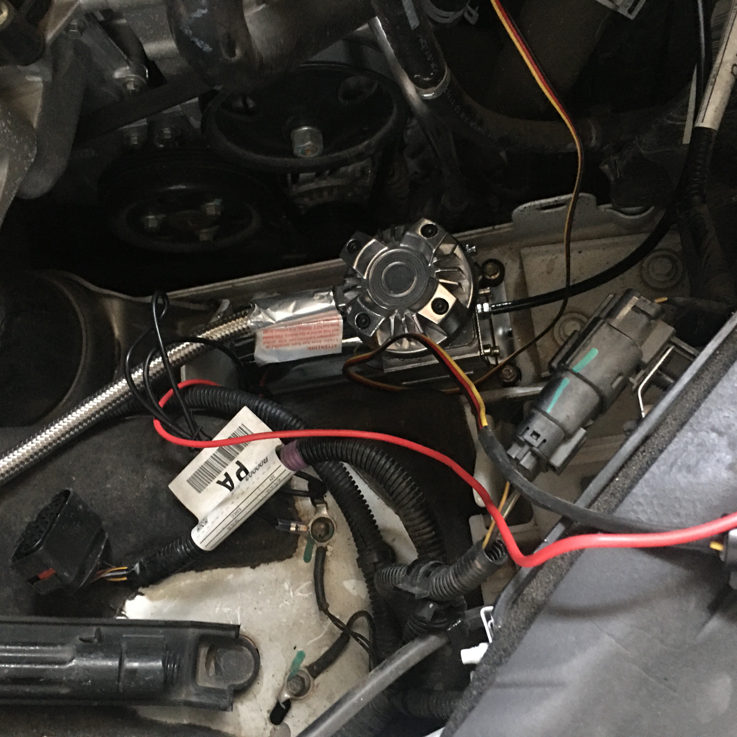 拆下大灯把打气泵安装在右边大灯下面固定好各种布线接管子