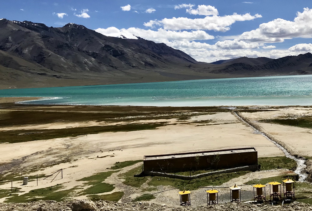 当穹村的转经筒。