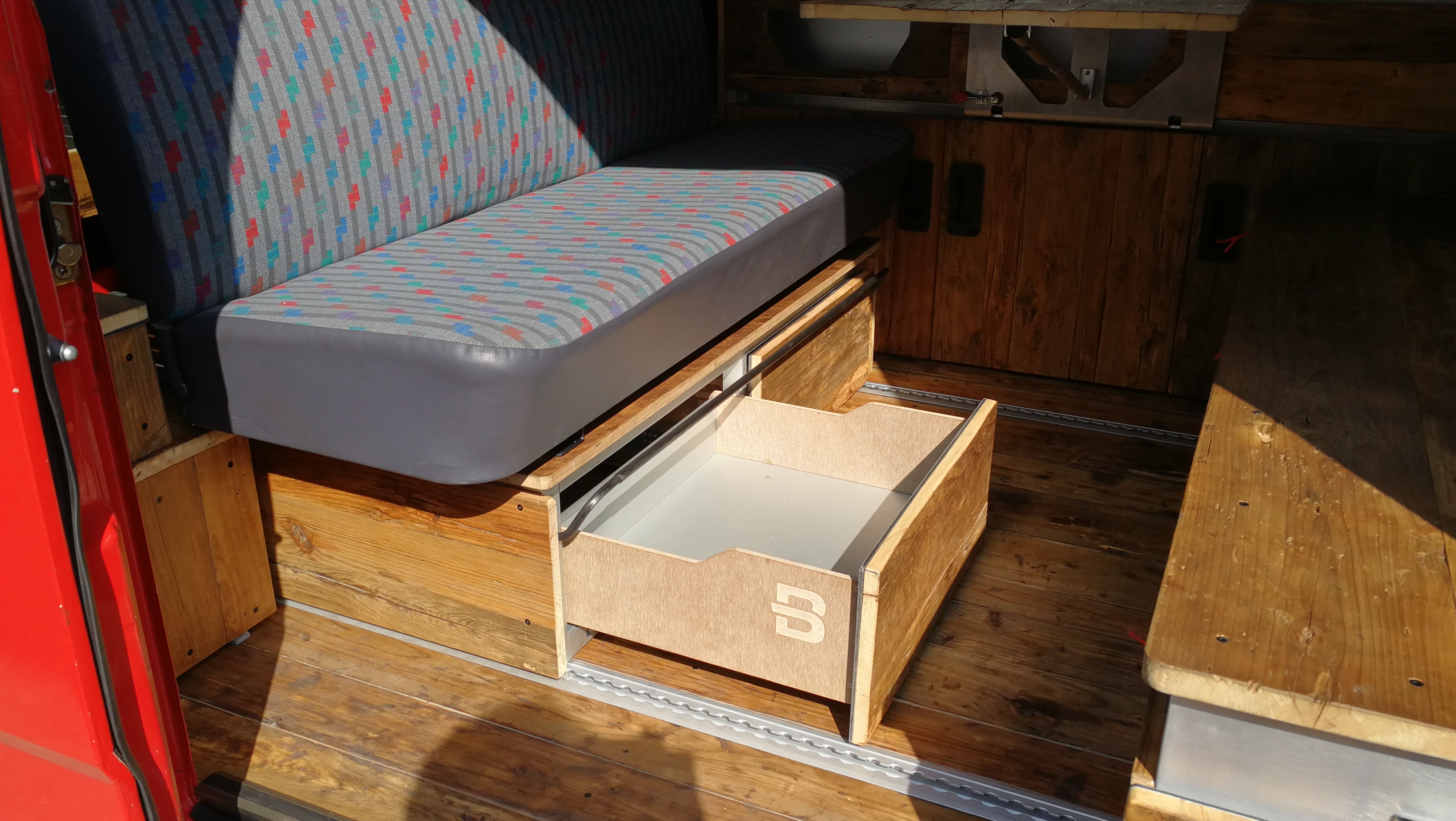 抽屉用的是托底自锁轨道