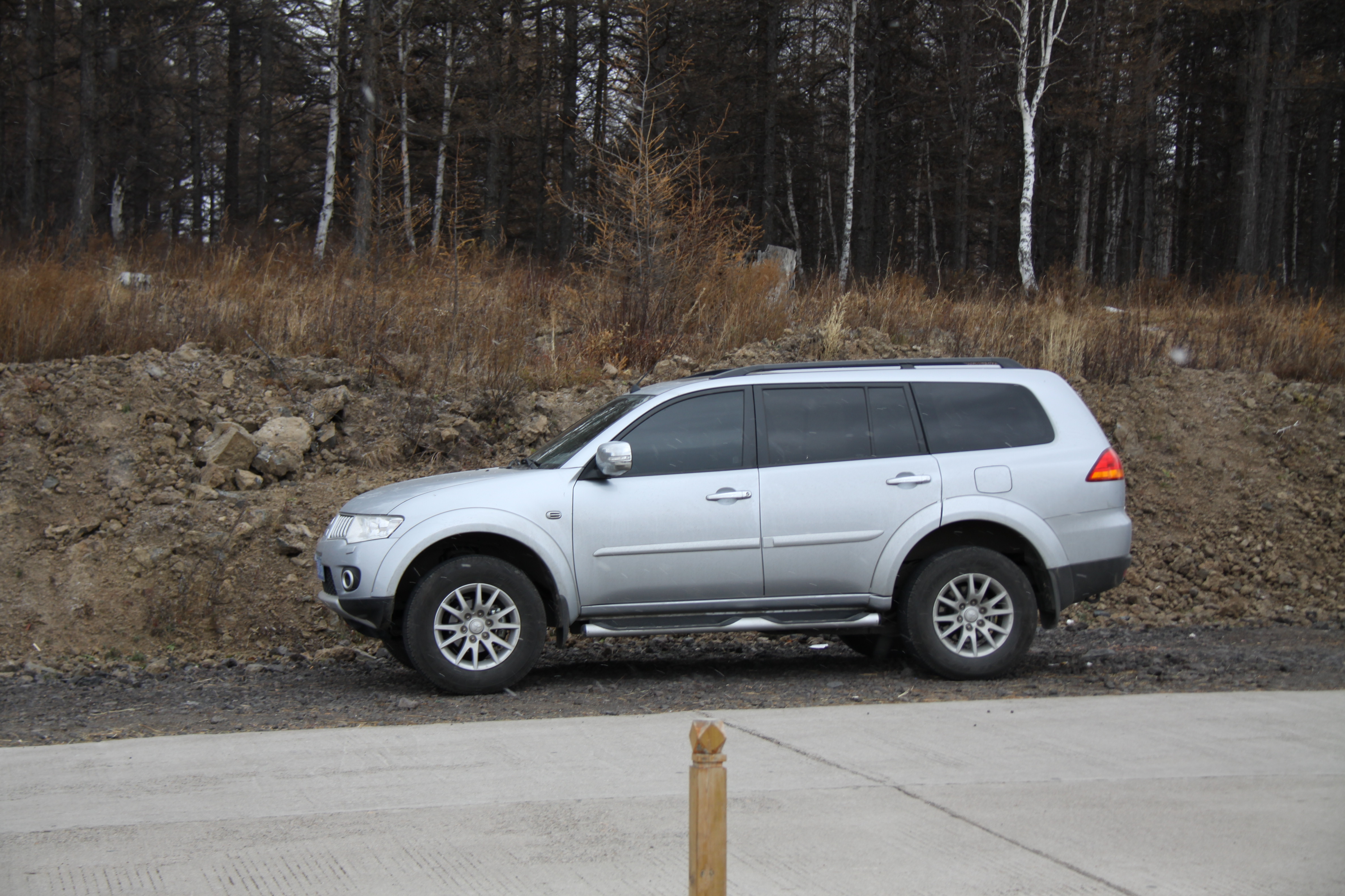 这是刚买回来不久去阿尔山照的，那时候的阿尔山还是自己开车满山跑的时候。后尾翼和前砂石挡装上后稍微好一 ...