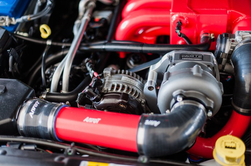 离心式的机械增压，其实大可以理解成半个涡轮，一个没有废气端的涡轮，直接由皮带驱动。没有了废气段吓人的 ...