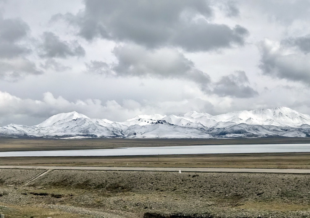 玛多的雪山，应该是巴颜喀拉山。