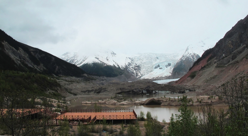 米堆冰川观景台。