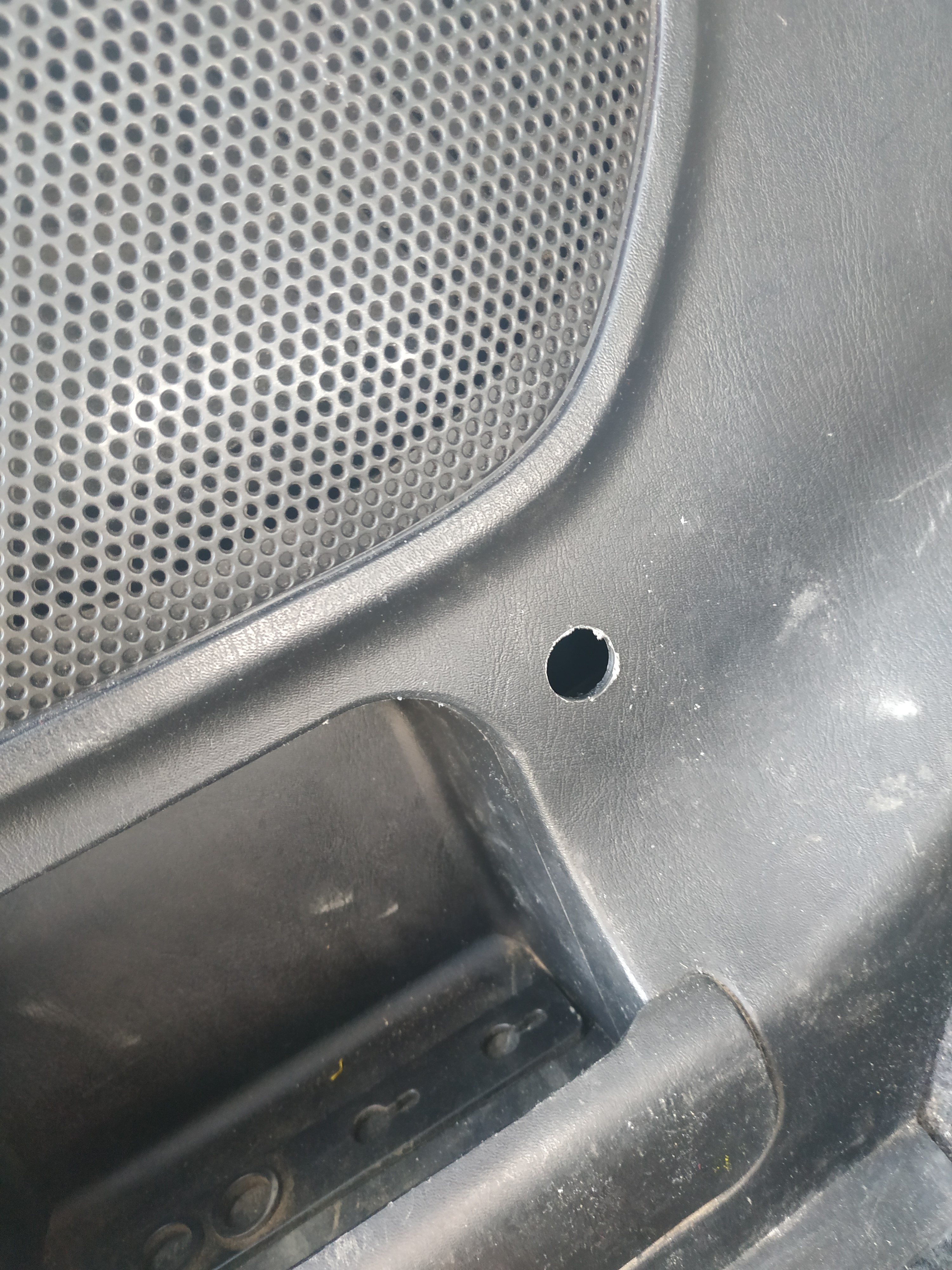 最后想来想去就在这个位置开孔了，其实可以选的地方不多，很多地方深度不够，也就这个地方后面没有钢板，深 ...