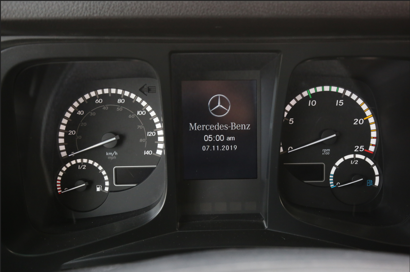 四幅多功能方向盘，彩色多功能仪表盘让你恍若驾驶的是奔驰轿车。