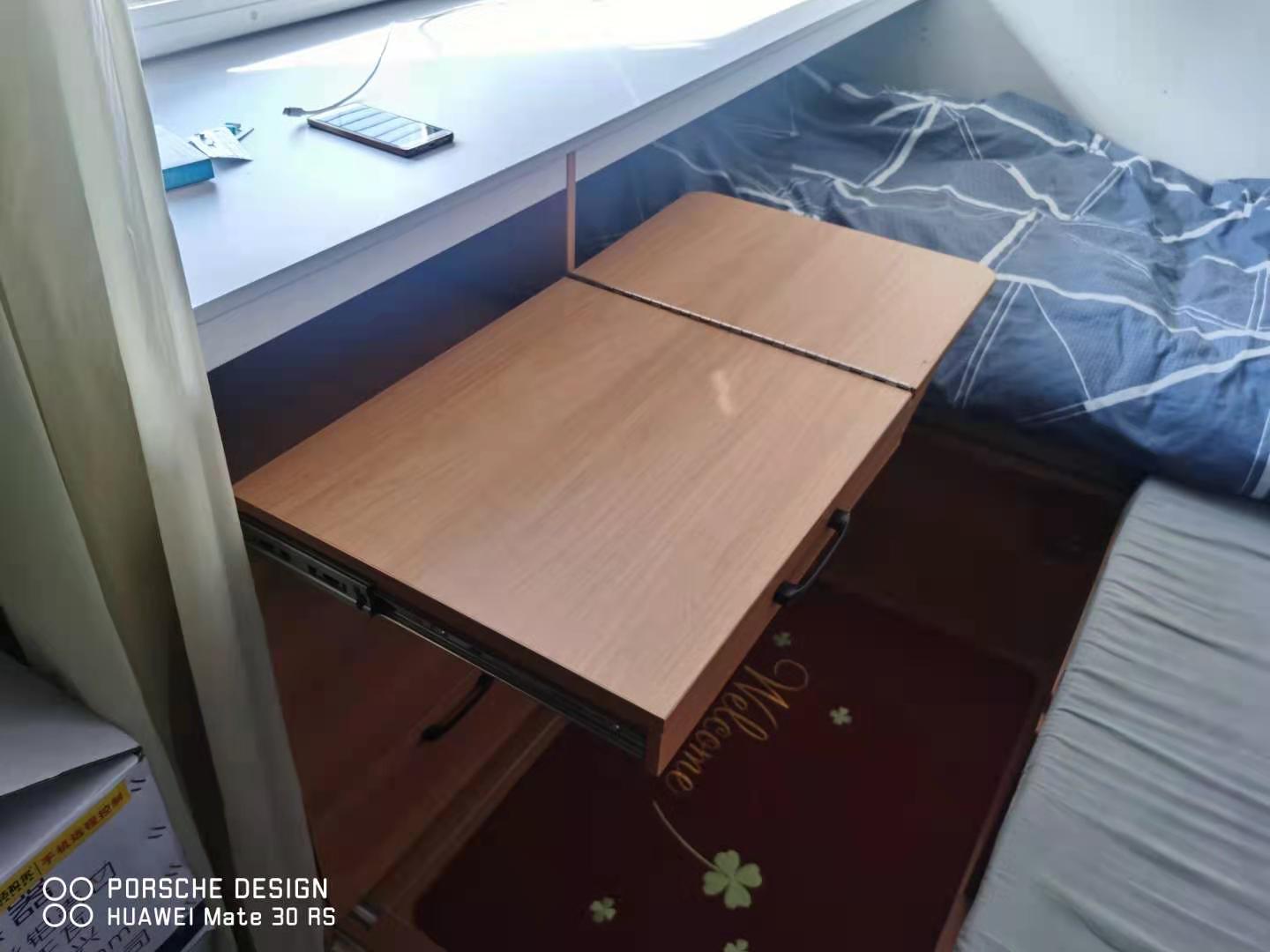 小桌平时不用是可以收起来抽拉的。