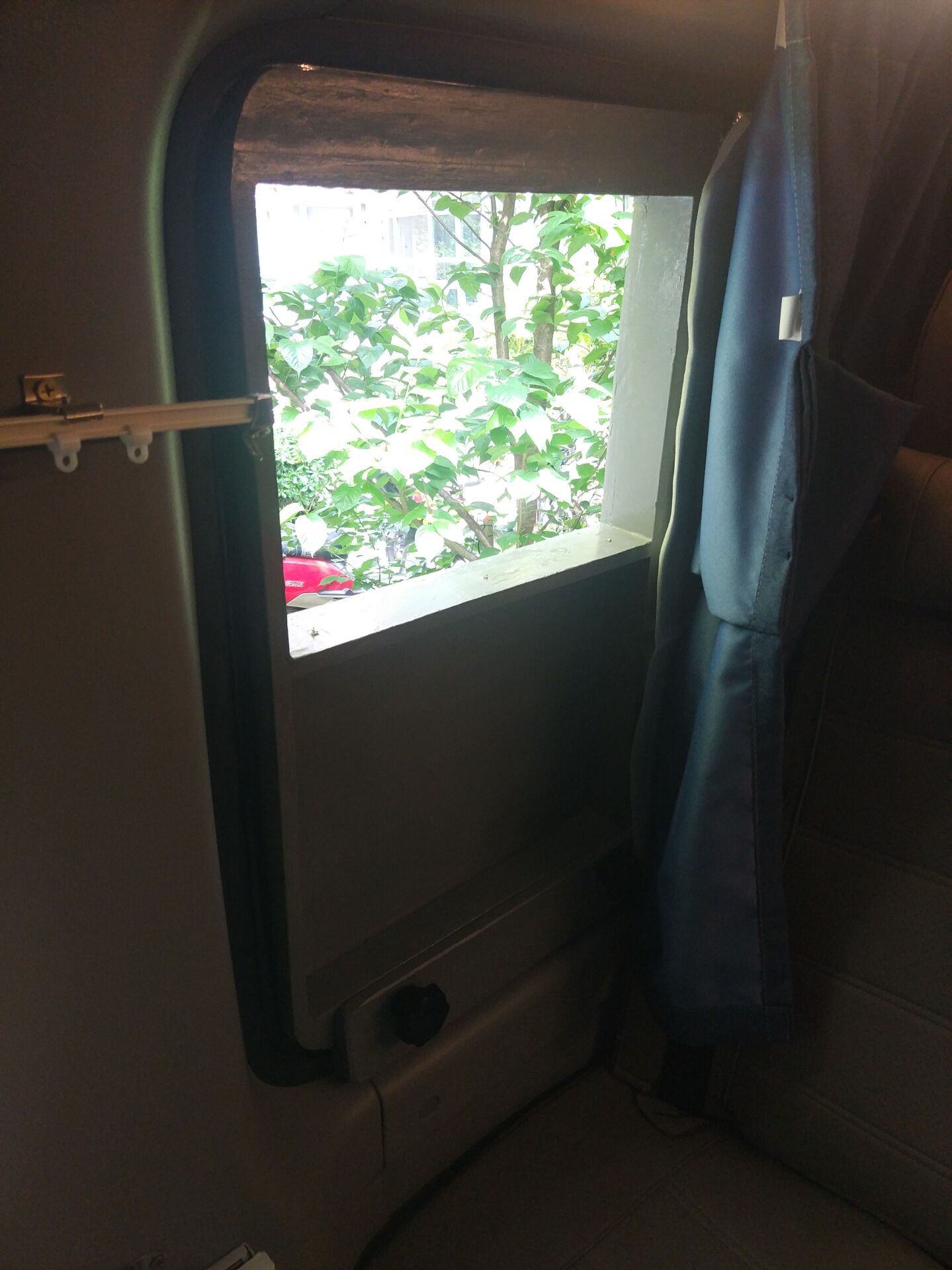 安装空调就是一块卡在窗户上的活动板子。空调直接插上去