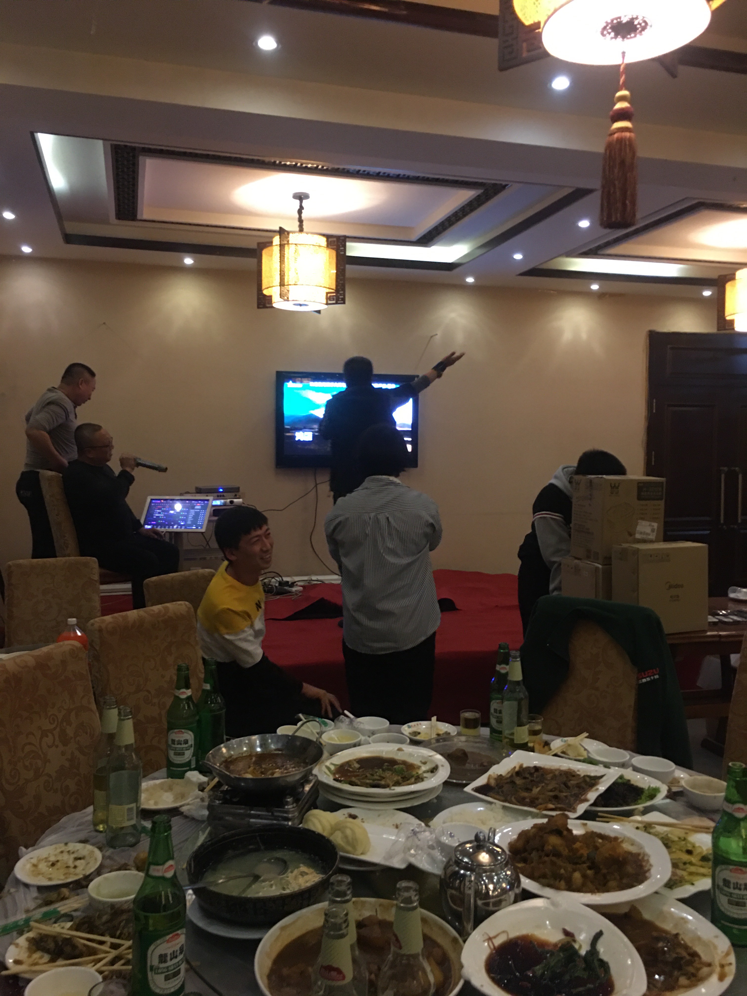 气氛上来了，大伙连唱带跳的，从30几岁到50几岁，都是面带表情，完全没有了年龄的约束，五十铃越野俱乐部还 ...