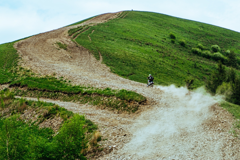 越野小哥们上的轻轻松松，他们已经出来玩2天了，各地之间用板车运送车辆。 ...