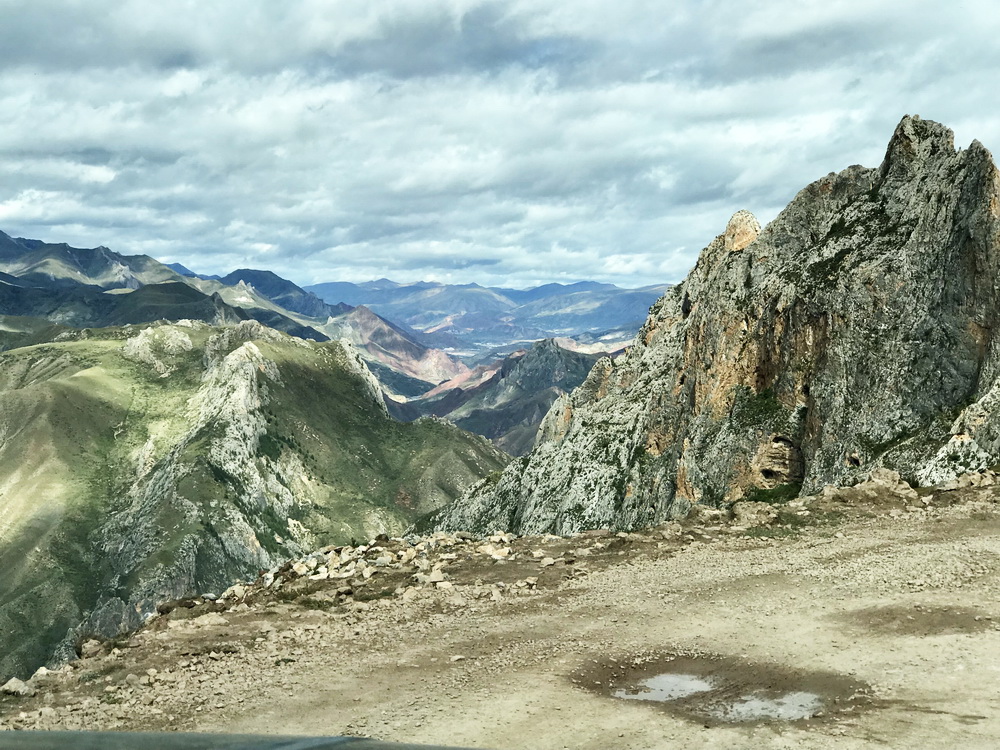登孜珠山的盘山道。