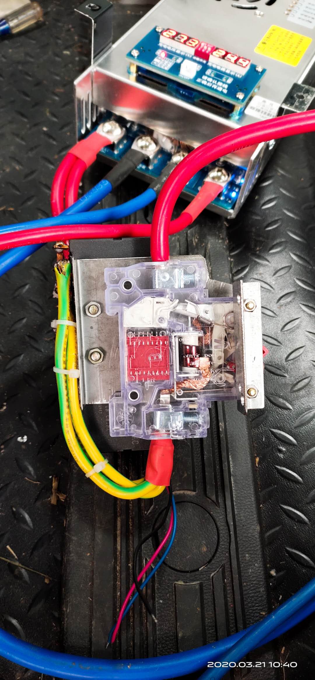 升压器与汽车电瓶间接了个63安的直流空气开，不用时可关断，并起保险丝作用 ...