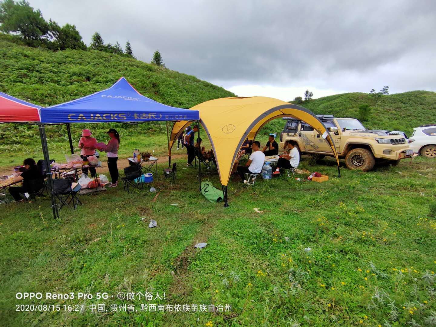 童鞋们搭好帐篷，摆上带来的茶饮餐具，享受着这里清新的空气