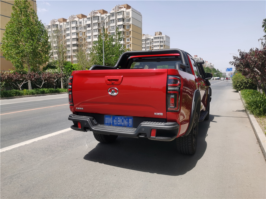 车身后面也比较亮眼