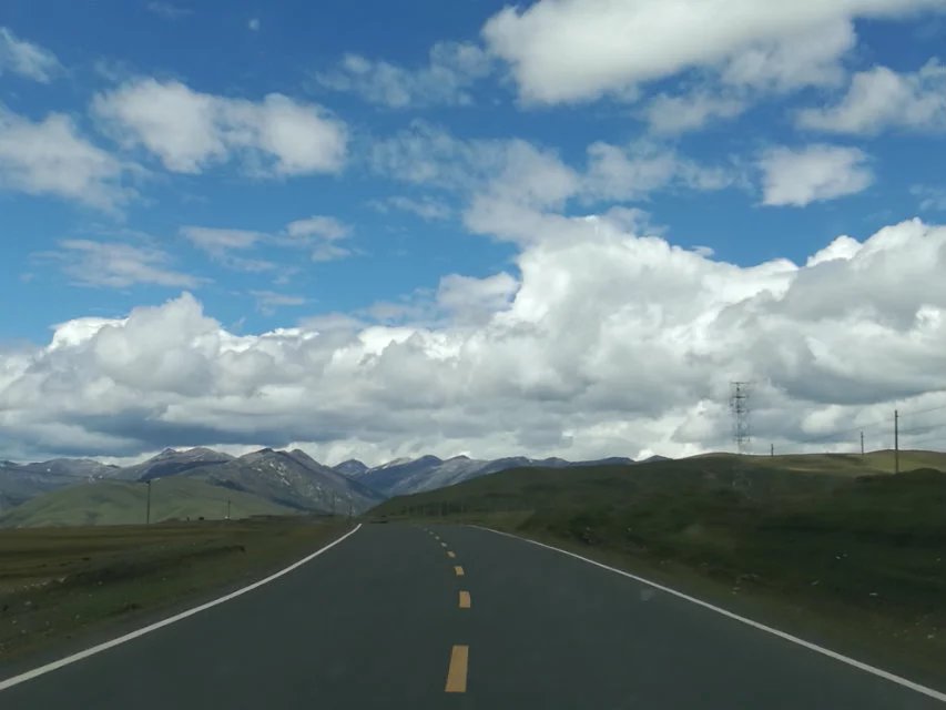 理塘到巴塘的高原公路