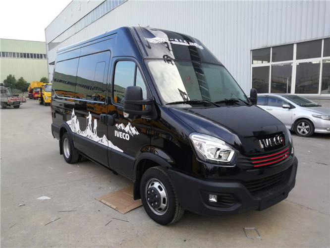 这款依维柯欧胜B型房车，外观颜色是黑的，它的遮阳棚在左侧，安装在左侧是因为右侧的侧开门整体太大了，侧 ...