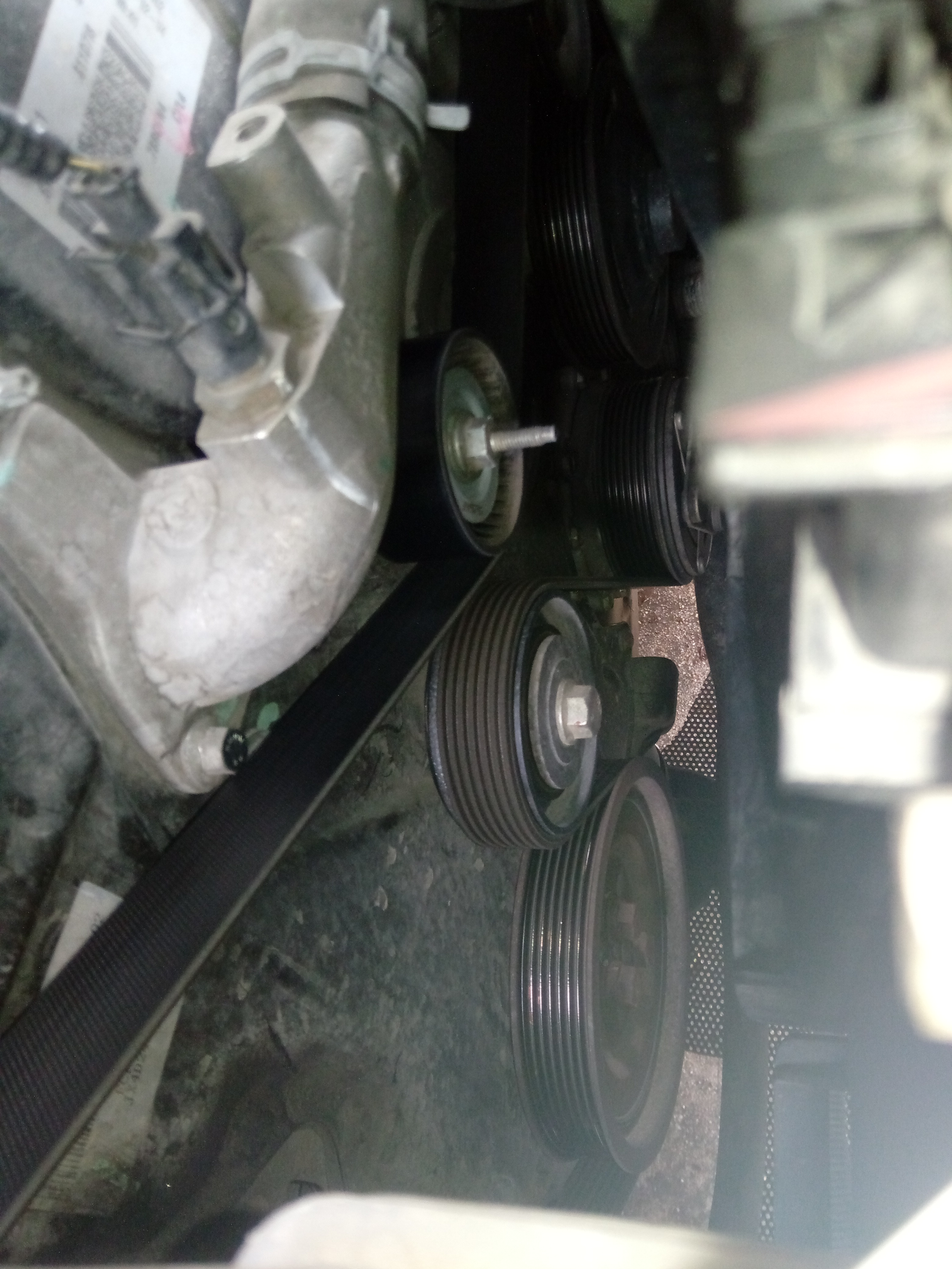 先拍下来皮带的图片，等一下再装车时按原样装回就行了。发电机单向轮坏了，现象是发动机怠速声音比正常大很 ...