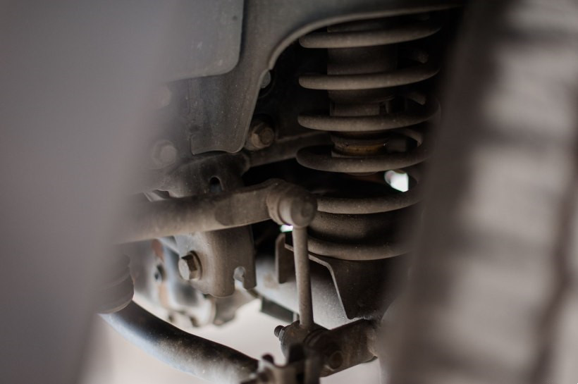 牧马人的前后悬挂毫无疑问地采用了整体式硬桥，牧马人的车桥都来自美国著名车桥公司DANA的产品，撒哈拉的前 ...