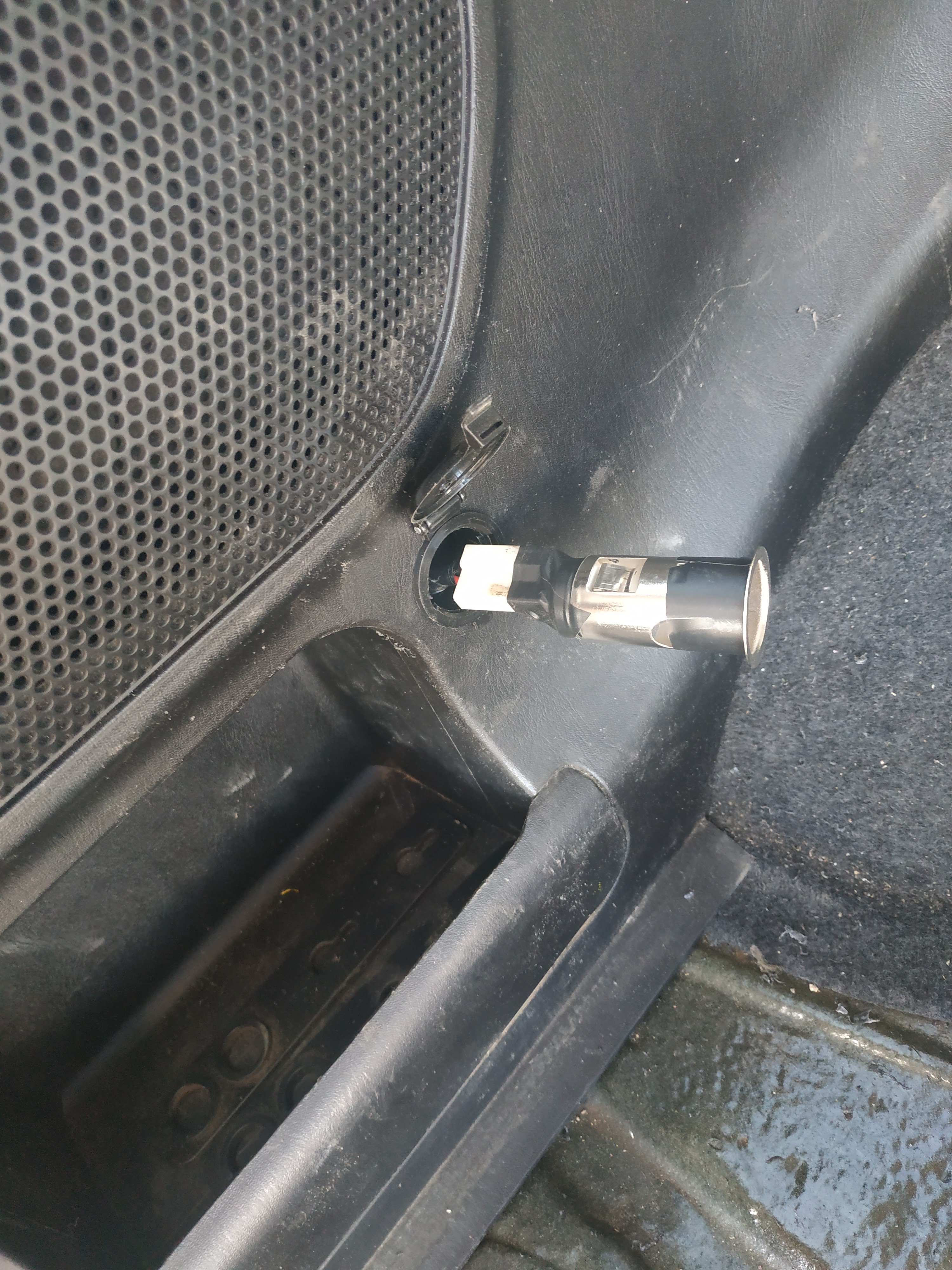 先安装外面的套筒，然后把点烟器接上线用胶布缠一下，以防搭铁，然后按下去即可 ...