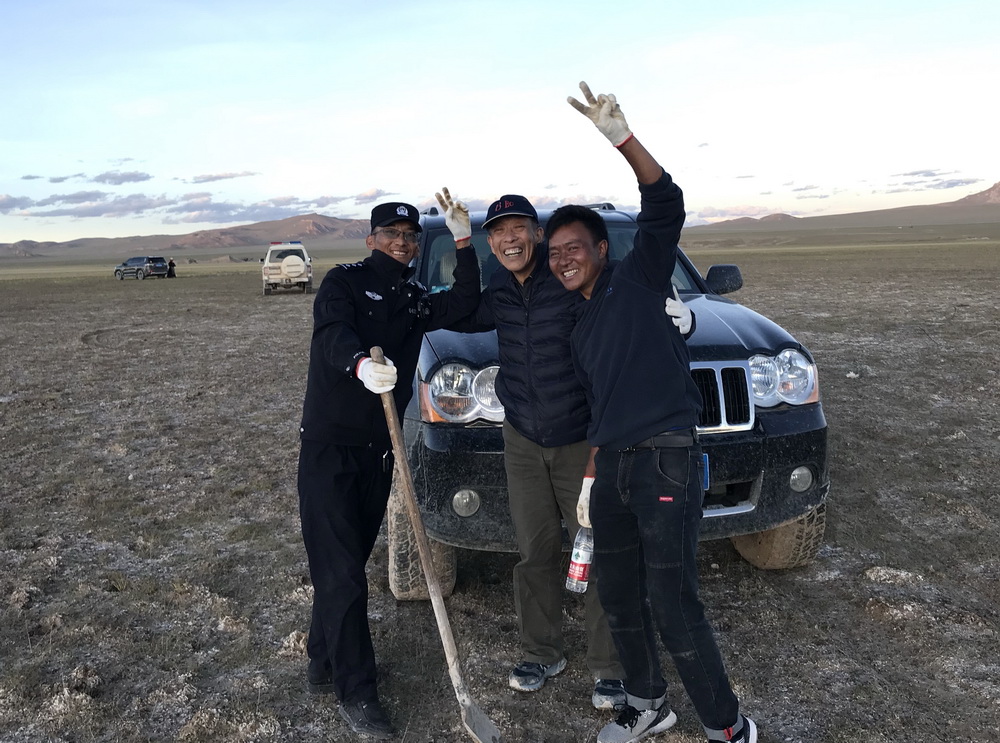 我的救星：左边，次仁警官；右边，次仁旺堆。远处，大指挥官旁是次仁旺堆的母亲。 ...