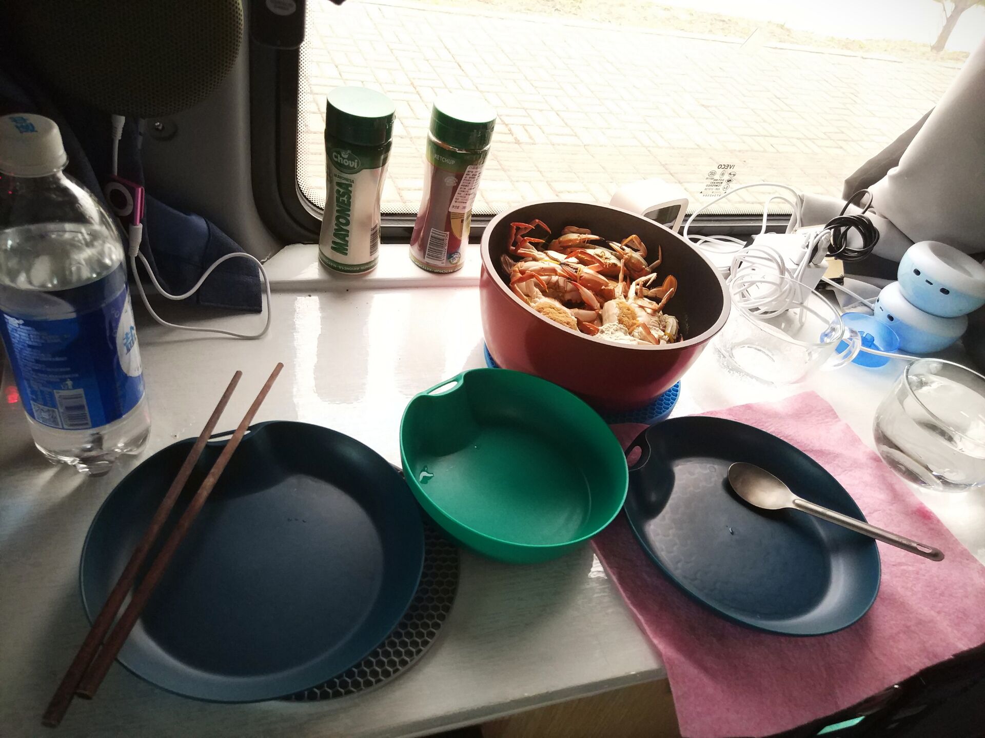 早上起来不收床。可以在边柜桌面上吃点早饭