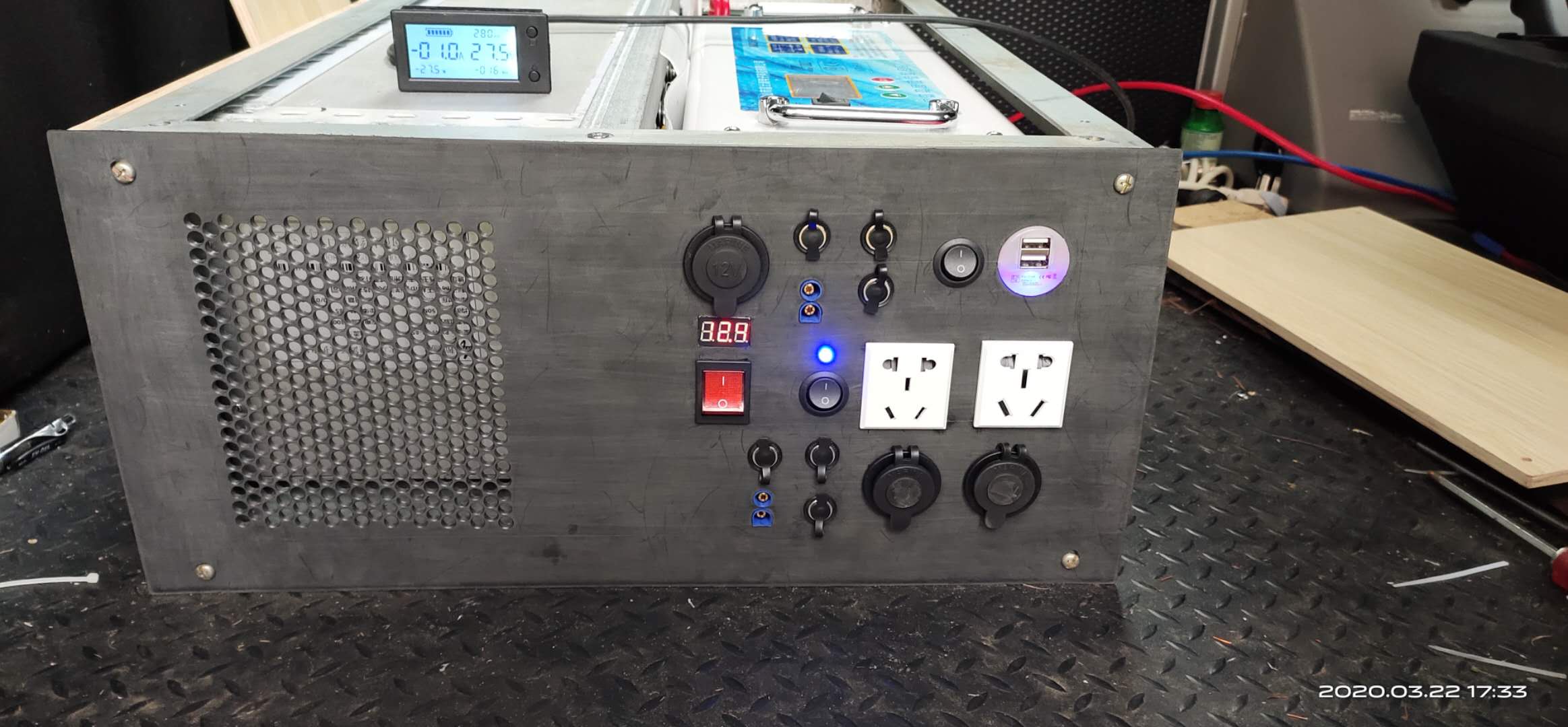 副电池、逆变器装在第二排座位底，做了一板面板，装了开关、12V插座、24V插座、220V插座 ...