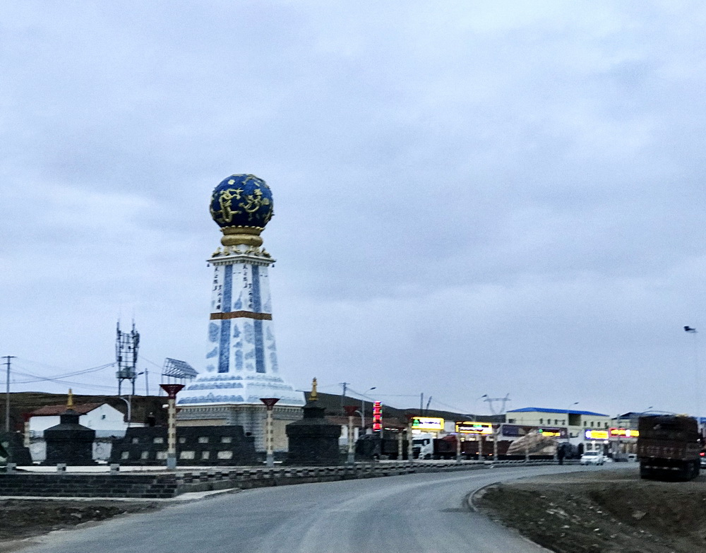 华灯初上，终于赶到玛多县城。