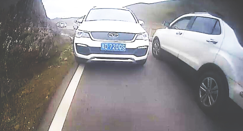 单车道硬生生地要俩车会