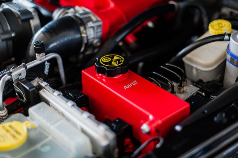 由于离心式机械增压采用独立的润滑油路，因此配有储油瓶。

开小车总习惯脚先进入车里，身子随后跟进。但俺 ...