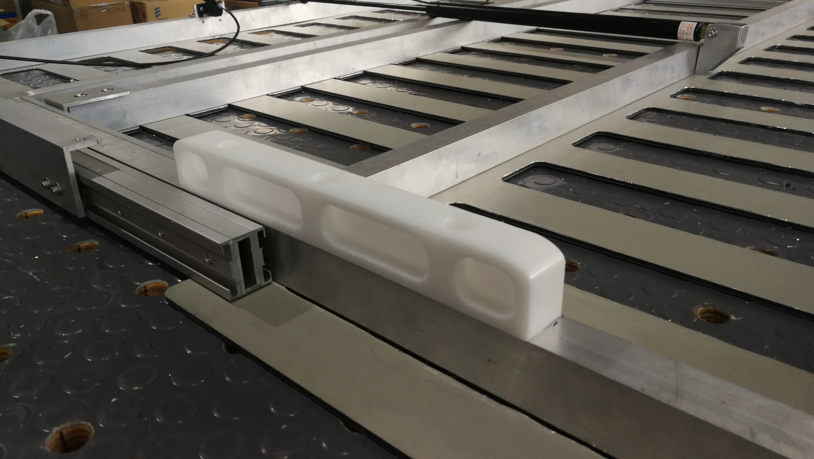 这塑料件是自己出图后CNC加工的。