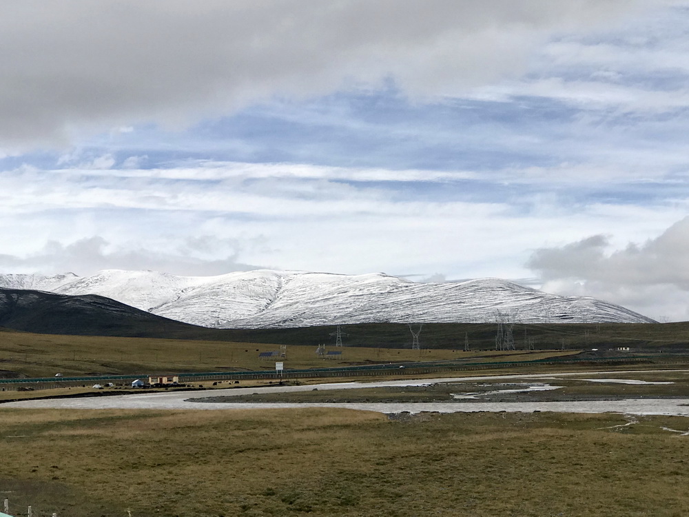 途中时时能看到扎曲河的身影。