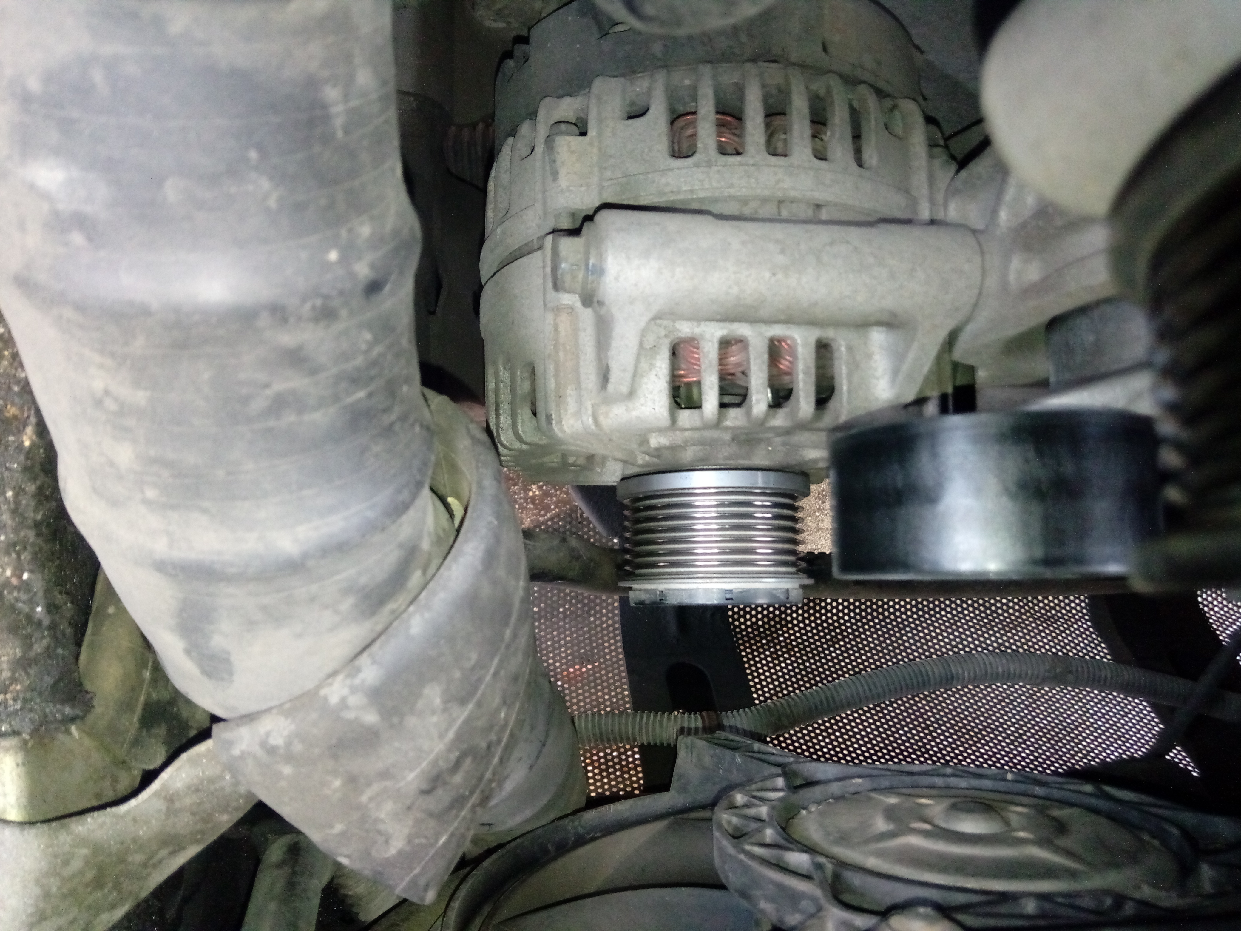 用手机伸去拍照确定固定螺丝的位置。这个是这个操作里很重要的一步。