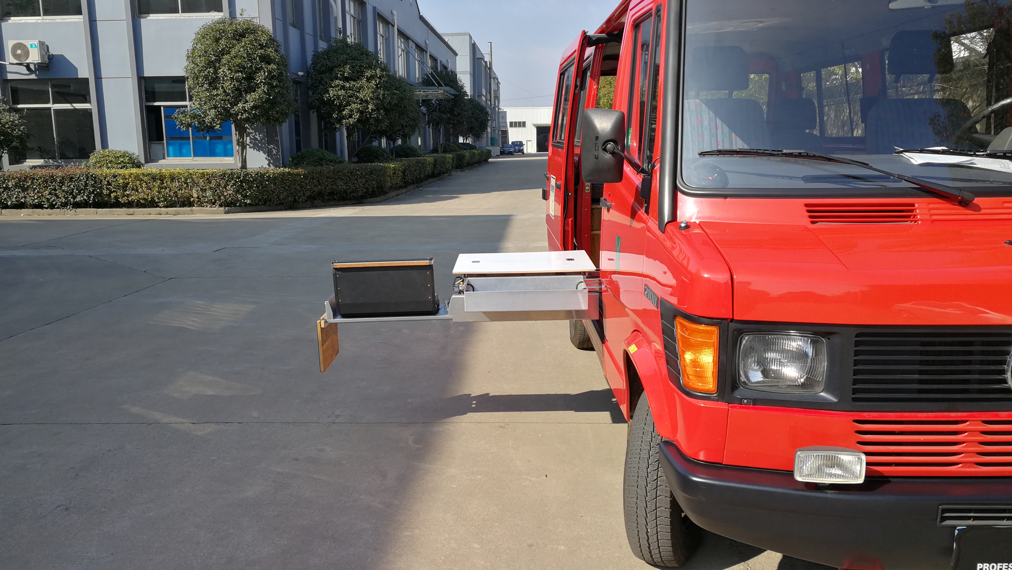 挺长的！避免油烟进车，炉子尽量远离车门。