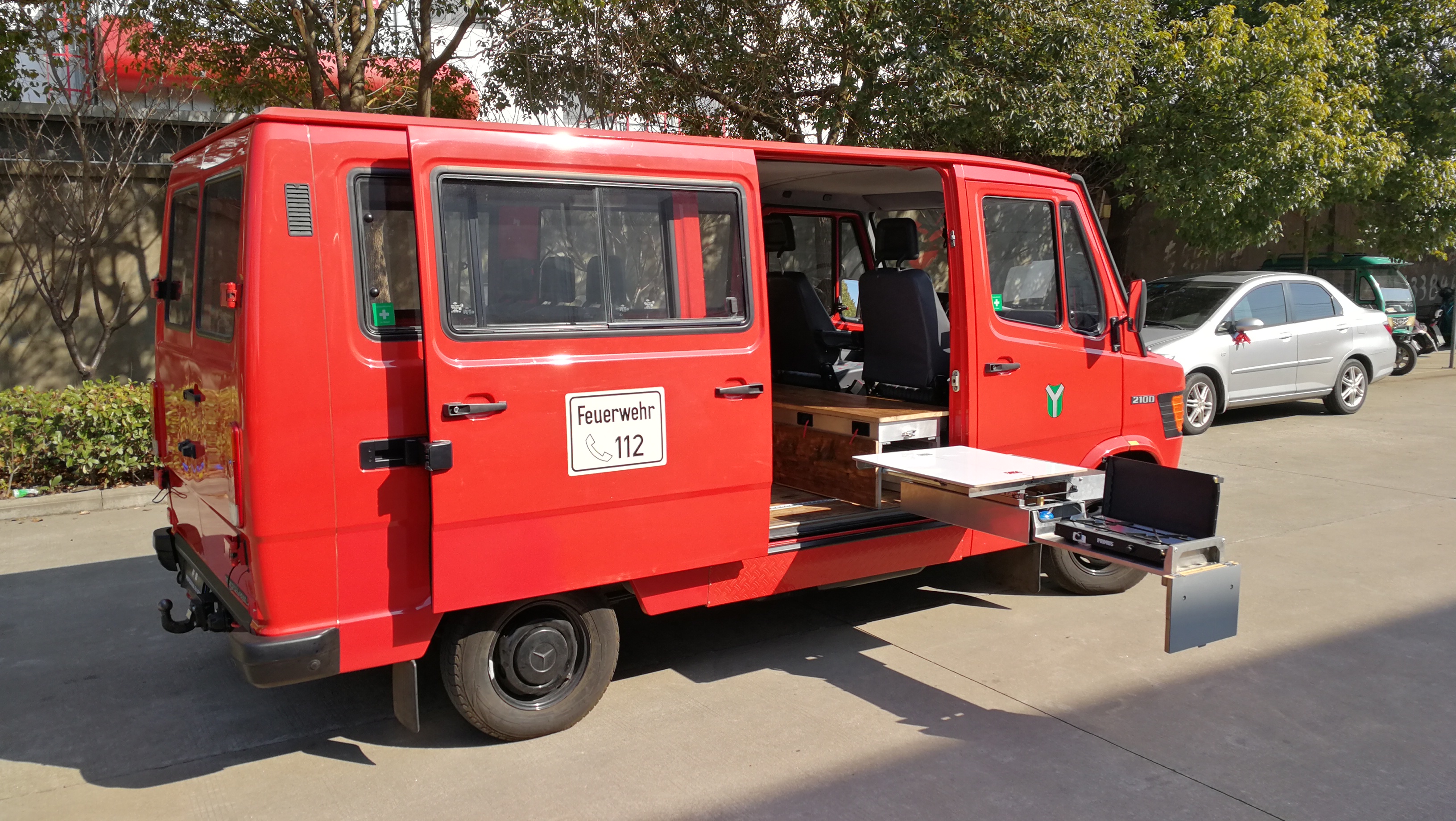 料理台打开后，不影响中门上下车。