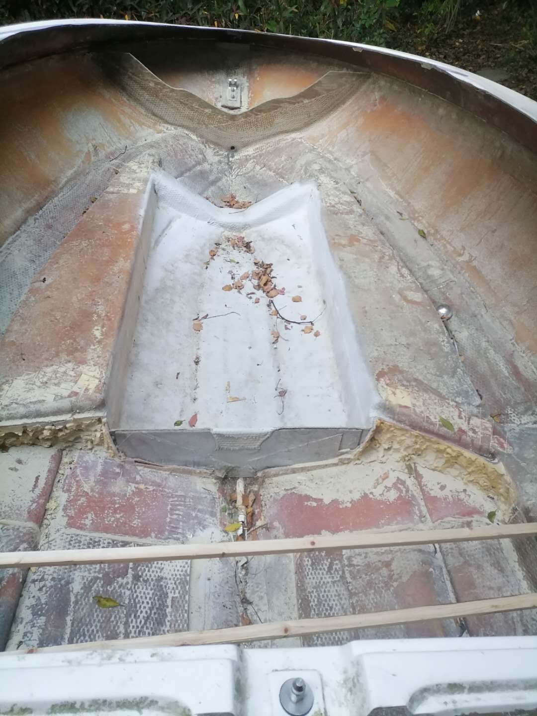 前面分成三个舱室，杂物，锚舱，休息仓！