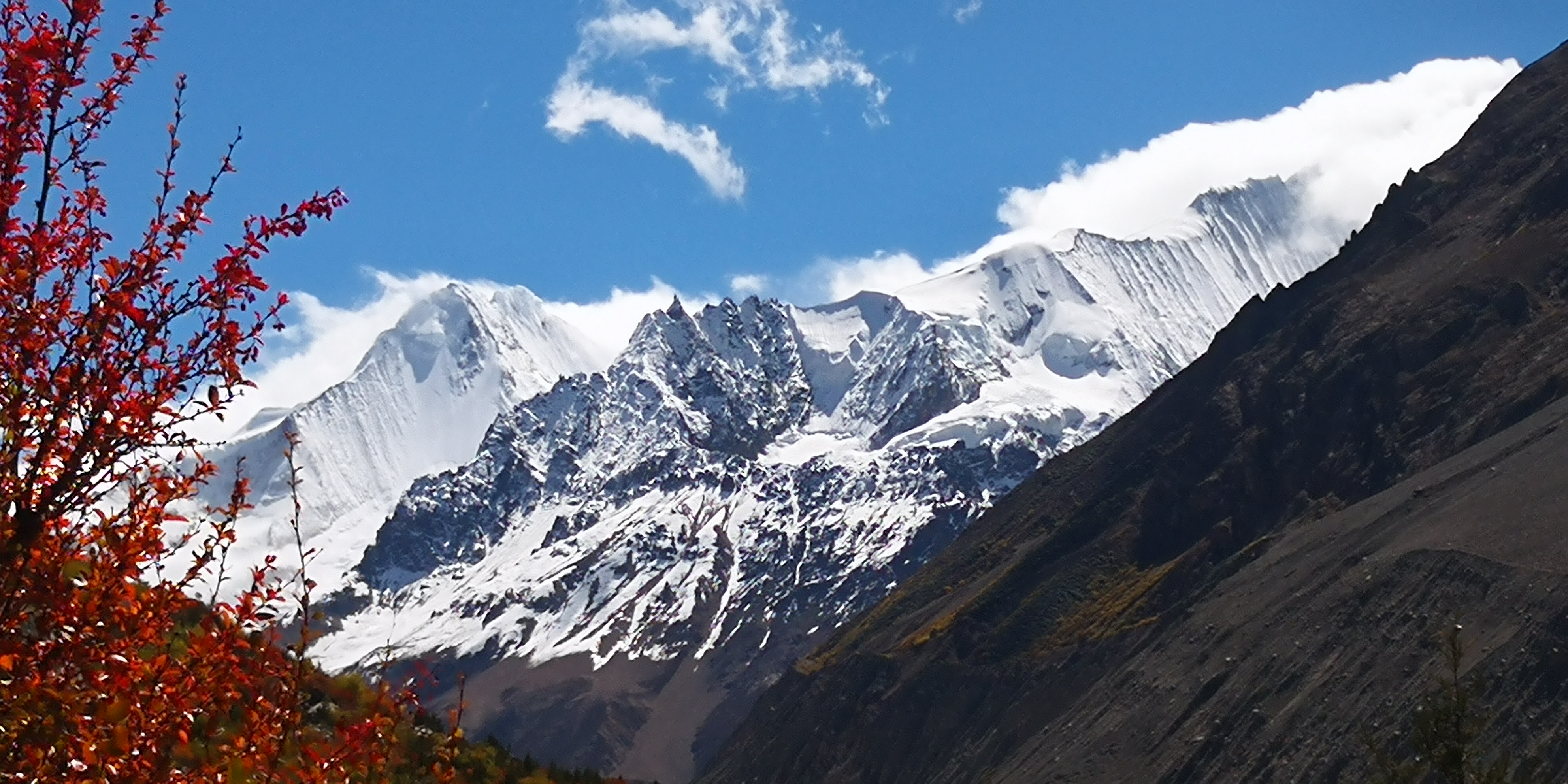 冰川湖左侧沟内雪山2018年10月3.jpg