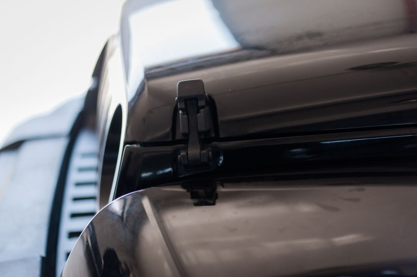 外露的机盖锁扣，毫无防盗性可言。直接奖励两旁的锁扣解除，即可掀起机盖。所以各位牧马人车主，建议都加装 ...